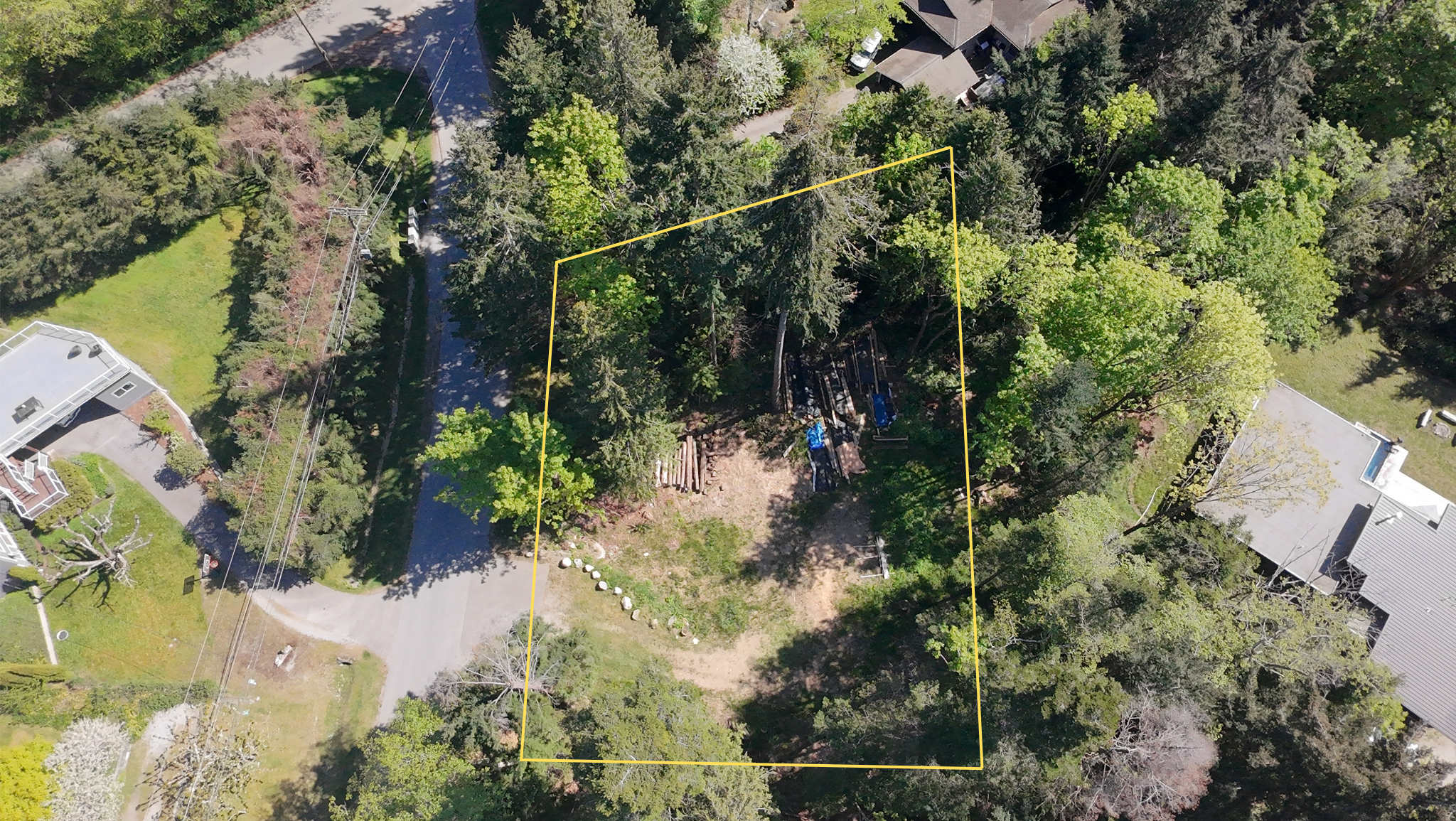 Aerial view showing the approximate boundary of Lot B at 1533 Grandview Road